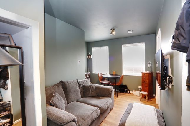 14, Redwood Close, Cardiff photo 3