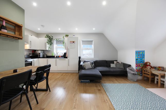 Flat to rent in Semley Road, London