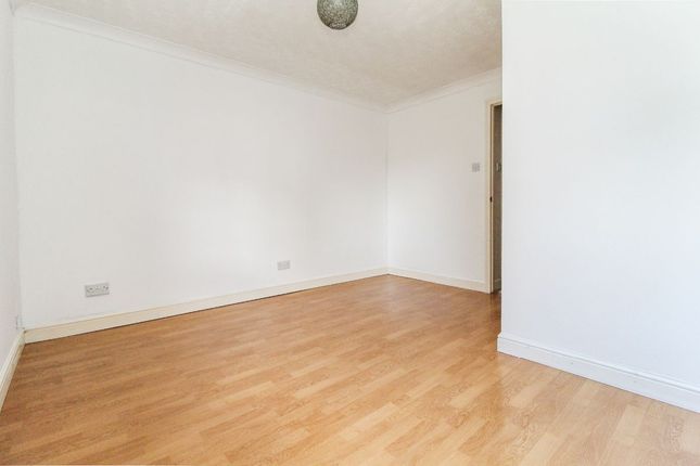 37 Greenview Close, Bedford photo 4