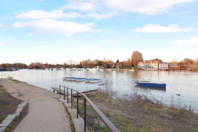 Flat to rent in River Bank, East Molesey