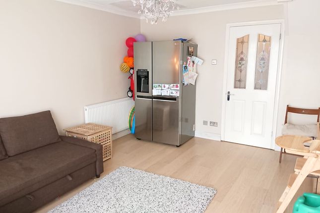 13, Dromey Gardens, Harrow photo 3