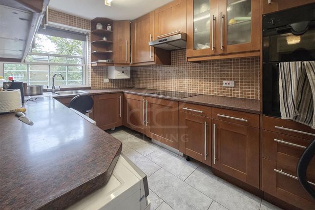 UK369 Flat 31, Broomfield, Ferdinand Street, London photo 5
