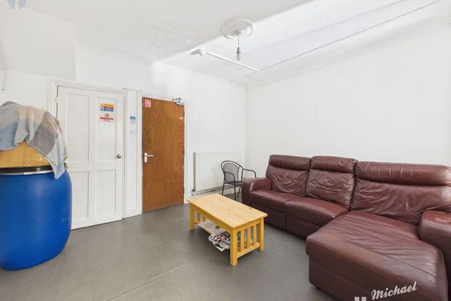 29 Stocklake, Aylesbury photo 2