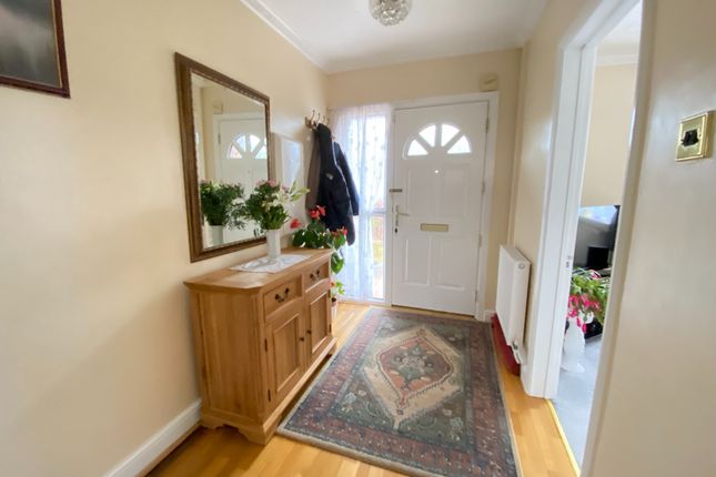 21 Bentham Avenue, Sheerwater, Woking photo 3