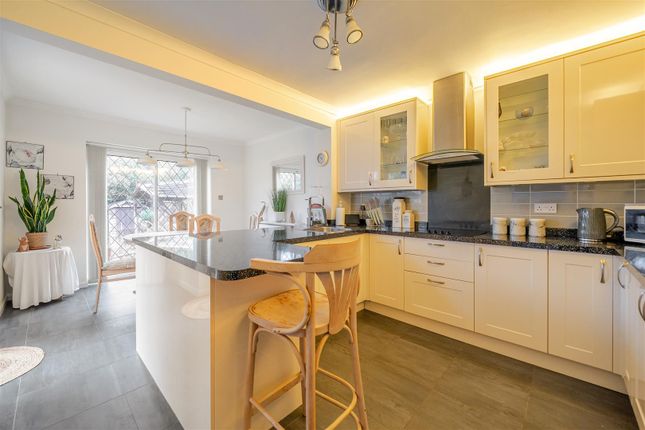 11, Pensford Close, Crowthorne photo 2
