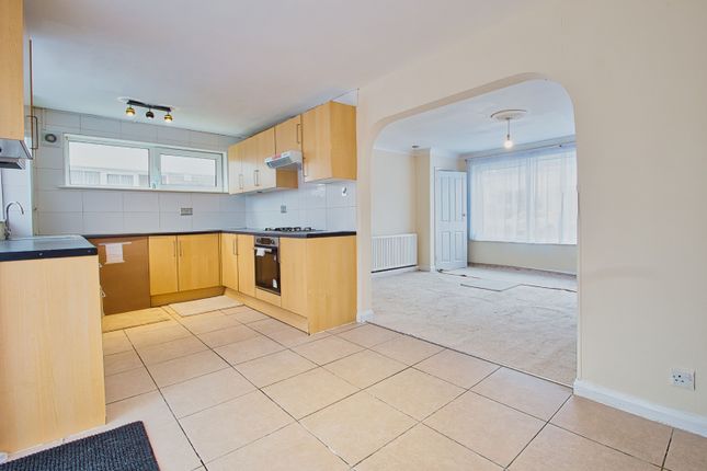 10, St Anne's Avenue, Stanwell photo 5