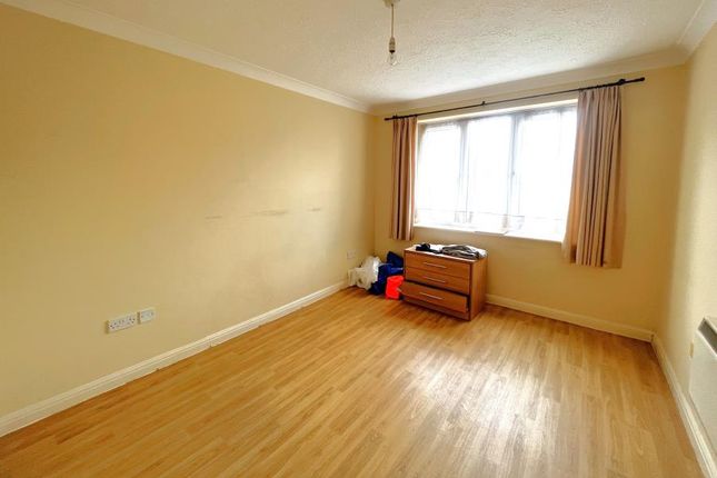 Flat to rent in Anchor Hill, Knaphill, Woking