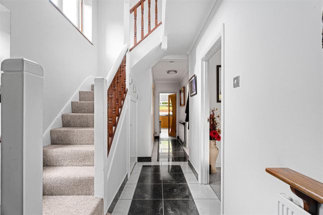 19, Craigweil Avenue, Radlett photo 3