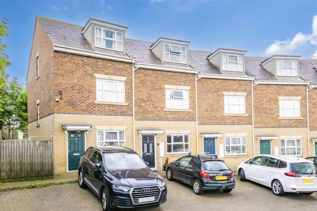 Town house to rent in The Crescent, Wellingborough