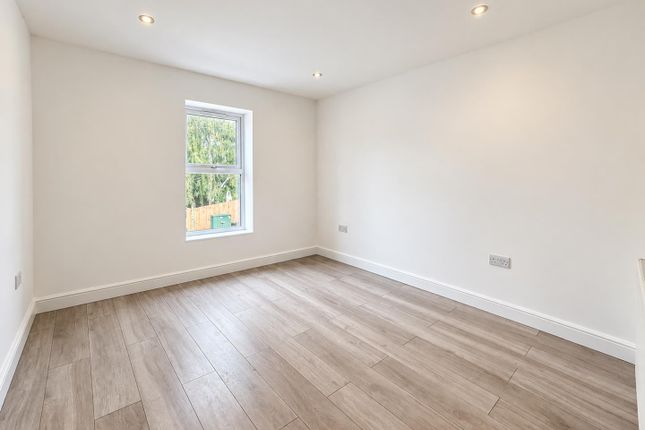 9A, Myrtle Road, Sutton photo 5