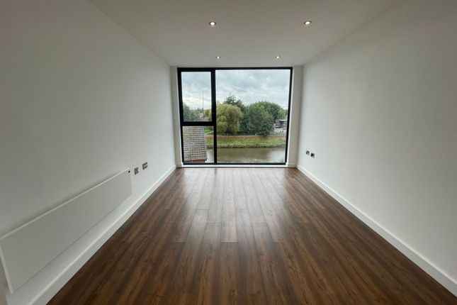 Flat to rent in Crossbank Apartments, Salford