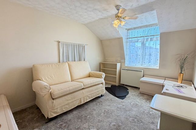 Flat 52, Westcliff Court, Edith Road, Clacton-On-Sea photo 2