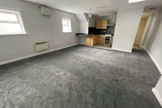 Flat to rent in London Road, Gravesend