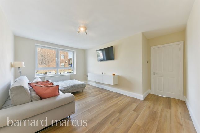 Thumbnail Flat for sale in Lavender Hill, London