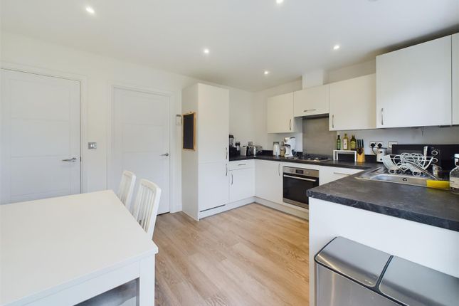 43, Somerset Road, Faygate photo 4