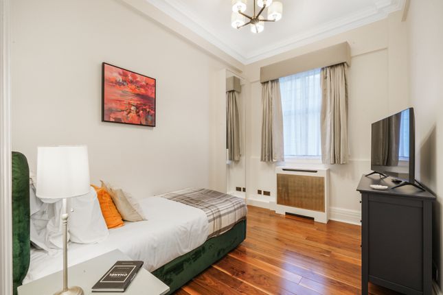 Flat to rent in Chiltern Court, Baker Street