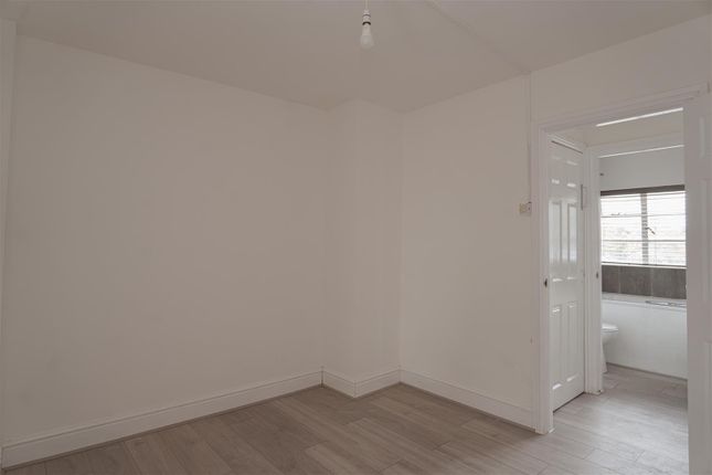 Flat 8, 149, The Firs, Brighton Road, Redhill photo 4