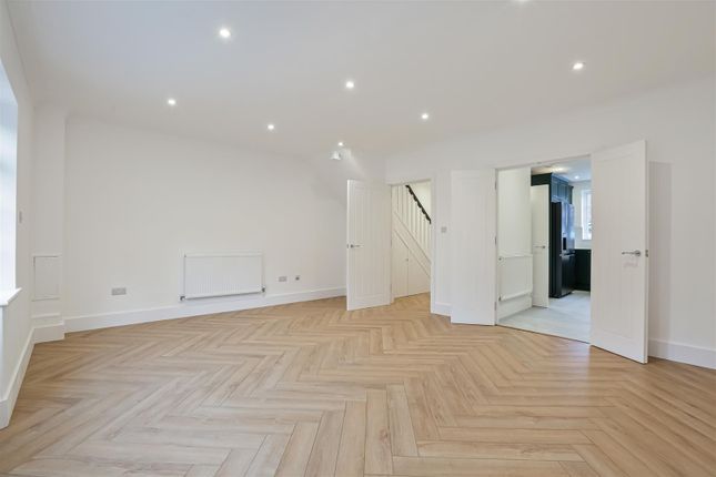 12, Brook Close, London photo 4
