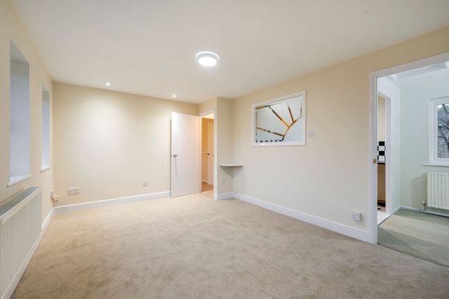 83 Chisbury Close, Bracknell photo 2