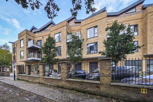 Flat for sale in Railshead Road, Isleworth