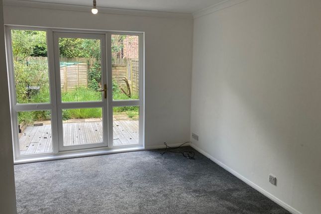 12, Roebuck Close, Horsham photo 2