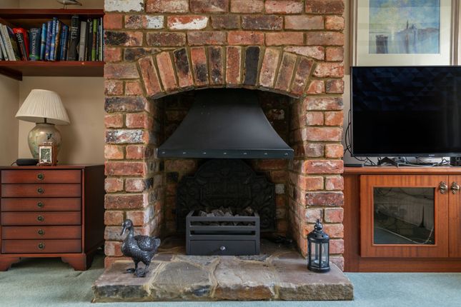 18 Clerks Croft, Redhill photo 4