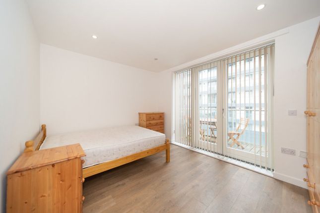 Flat to rent in Lonsdale House, Poplar