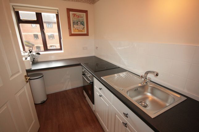 Flat for sale in Penny Royal Court, Reading
