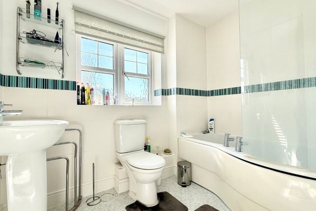 3, Wren Gardens, Bracknell photo 4