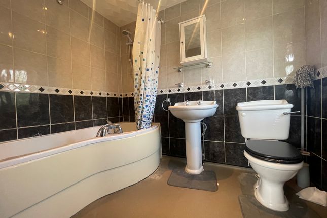 Room 3, 24, Hannibal Road, Staines-upon-Thames photo 2