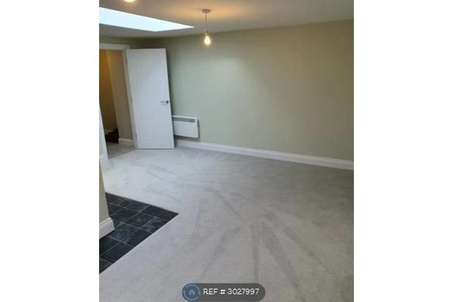 A High Street Flat, Andover photo 4