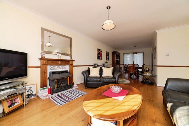 46, Churchill Avenue, COTTINGHAM photo 4