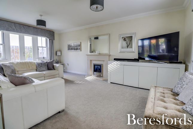 19, Sawyers Grove, Essex photo 3
