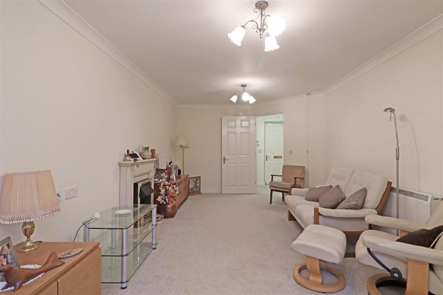 8 Linters Court, London Road, Redhill photo 2