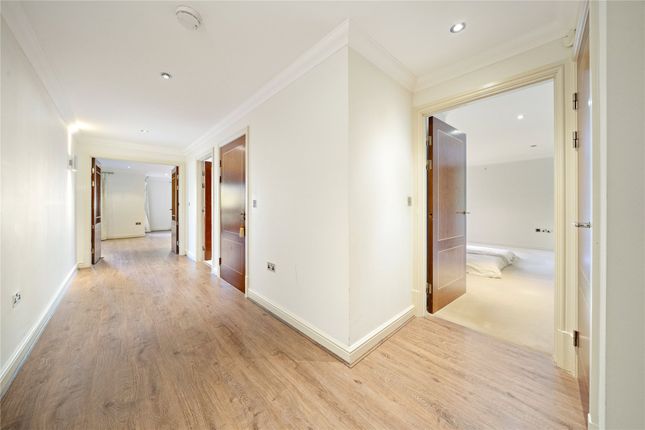 4, St Georges Court, Weybridge photo 4