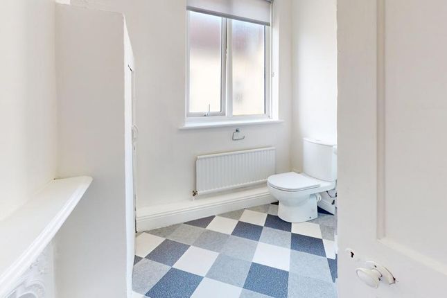 A Bright And Tidy Bathroom Featuring Modern Decor ...