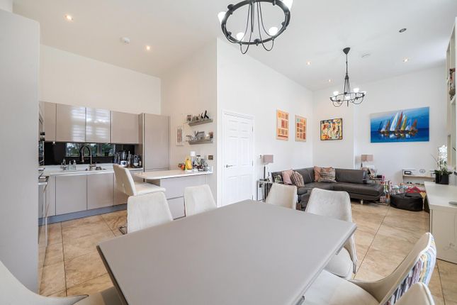11 Devonshire House, Marlborough Drive, Bushey photo 3