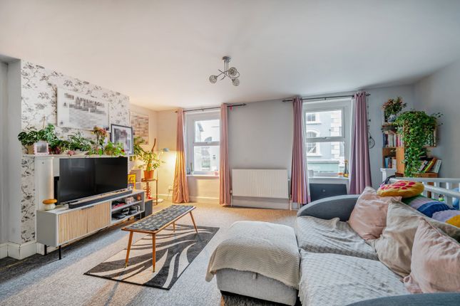 2-bed flat on 4b, Marlborough Street, Oxfordshire, £185,000