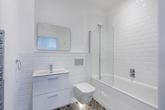 Flat for sale in 63 Copers Cope Road, London
