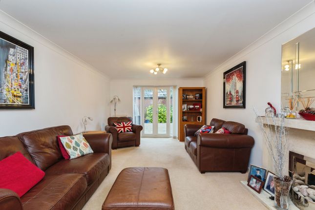 25, Fairford Leys Way, Buckinghamshire photo 3