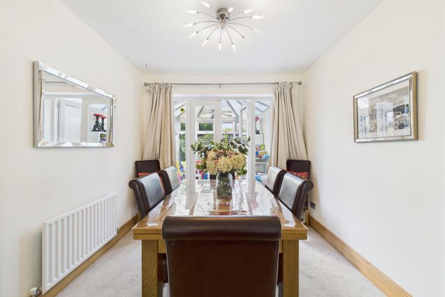 30, Lark Vale, Aylesbury photo 3