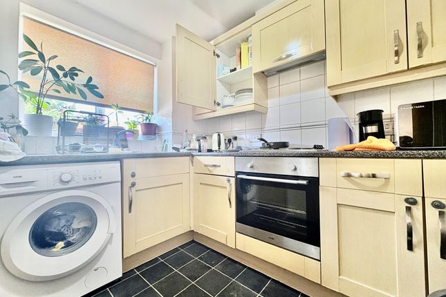 145, Plomer Avenue, HODDESDON photo 2