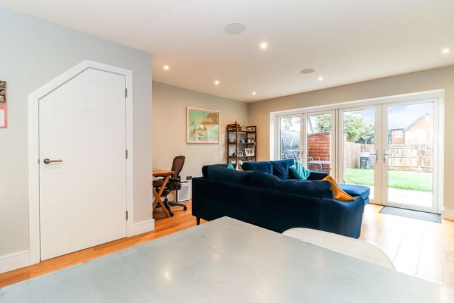 2 Chestnut Close Langley Road, Kings Langley photo 4
