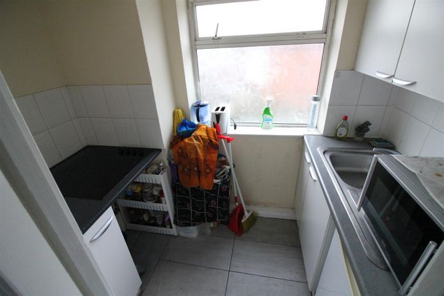5656h, Twyford Abbey Road, London photo 3