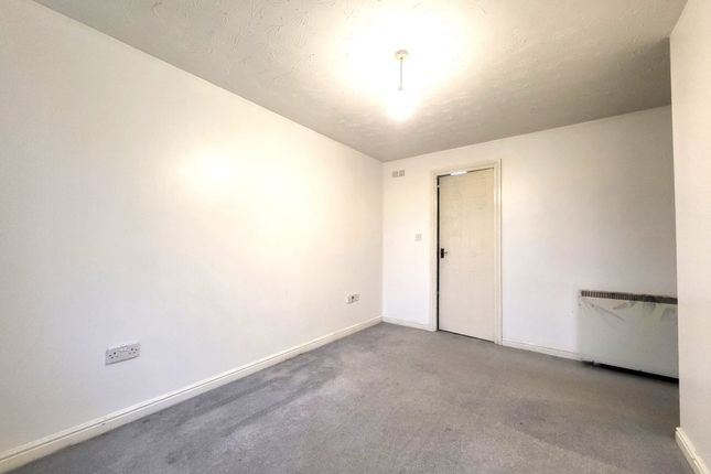 Flat for sale in Knightsbridge Court, Langley