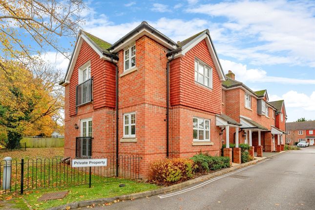 Thumbnail Flat for sale in Limes Close, Redhill