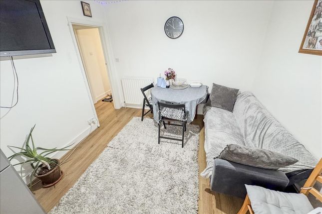 60, Gladstone Avenue, Feltham photo 3