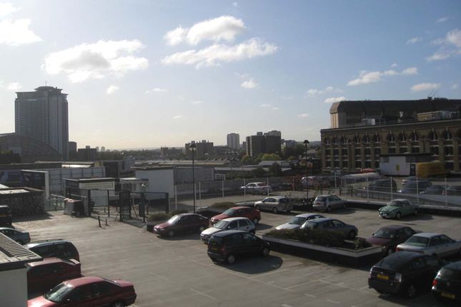 Parking/garage to let in Warwick Road, London