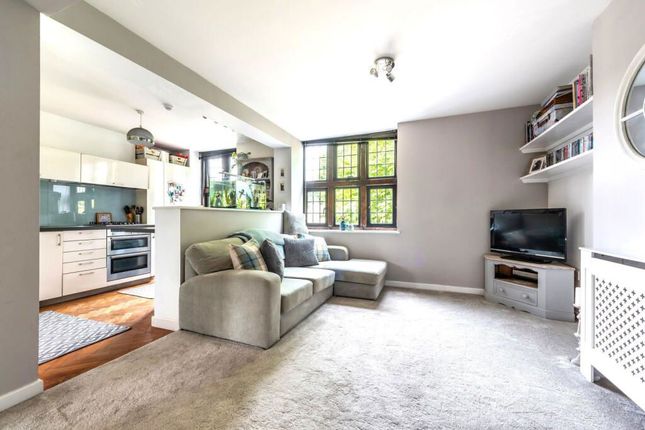 Flat 1, 5-6, Bishopsmead Parade, Leatherhead photo 4