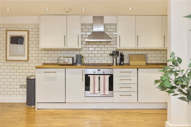 Basement Flat, 30, Mildenhall Road, London photo 2